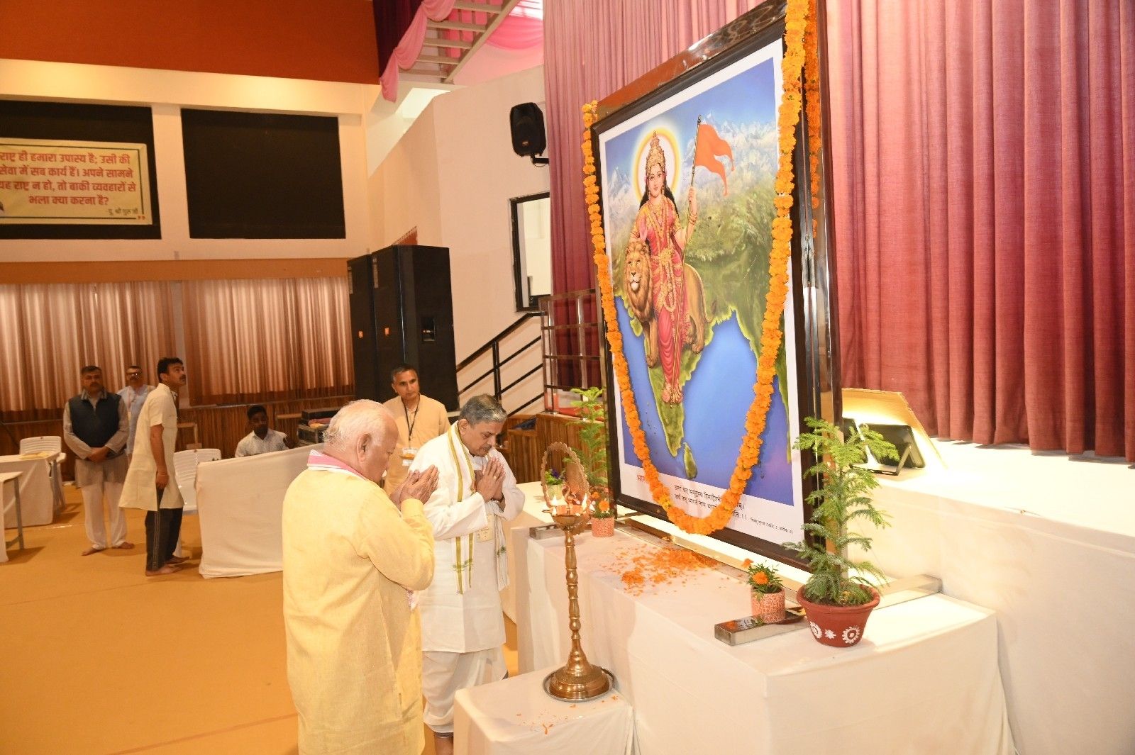 RSS Sarsanghchalak Mohan Bhagwat greeting Bharat Mata. RSS Sarsanghchalak Mohan Bhagwat