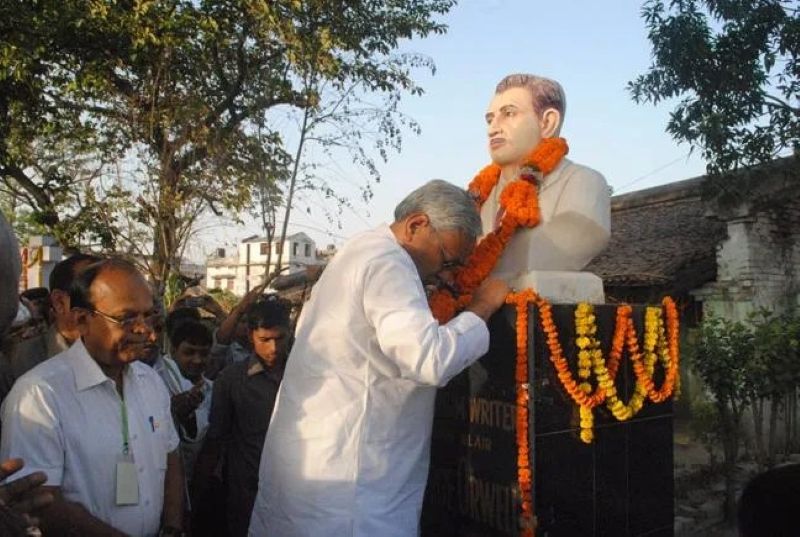 Bihar chief minister Nitish Kumar bows before a bust of George Orwell during his 2012 visit to Motihari.